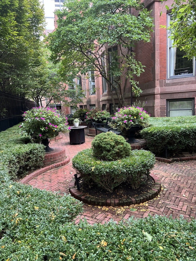 1919 S Prairie Avenue Unit: 6