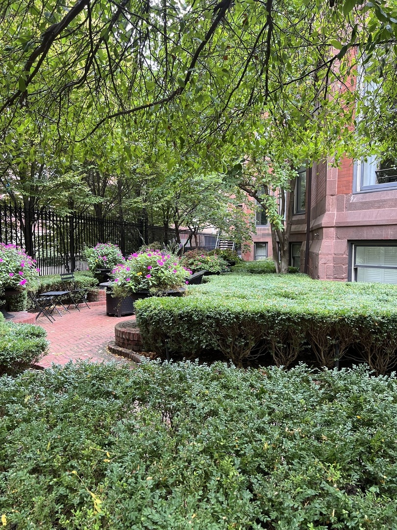 1919 S Prairie Avenue Unit: 6