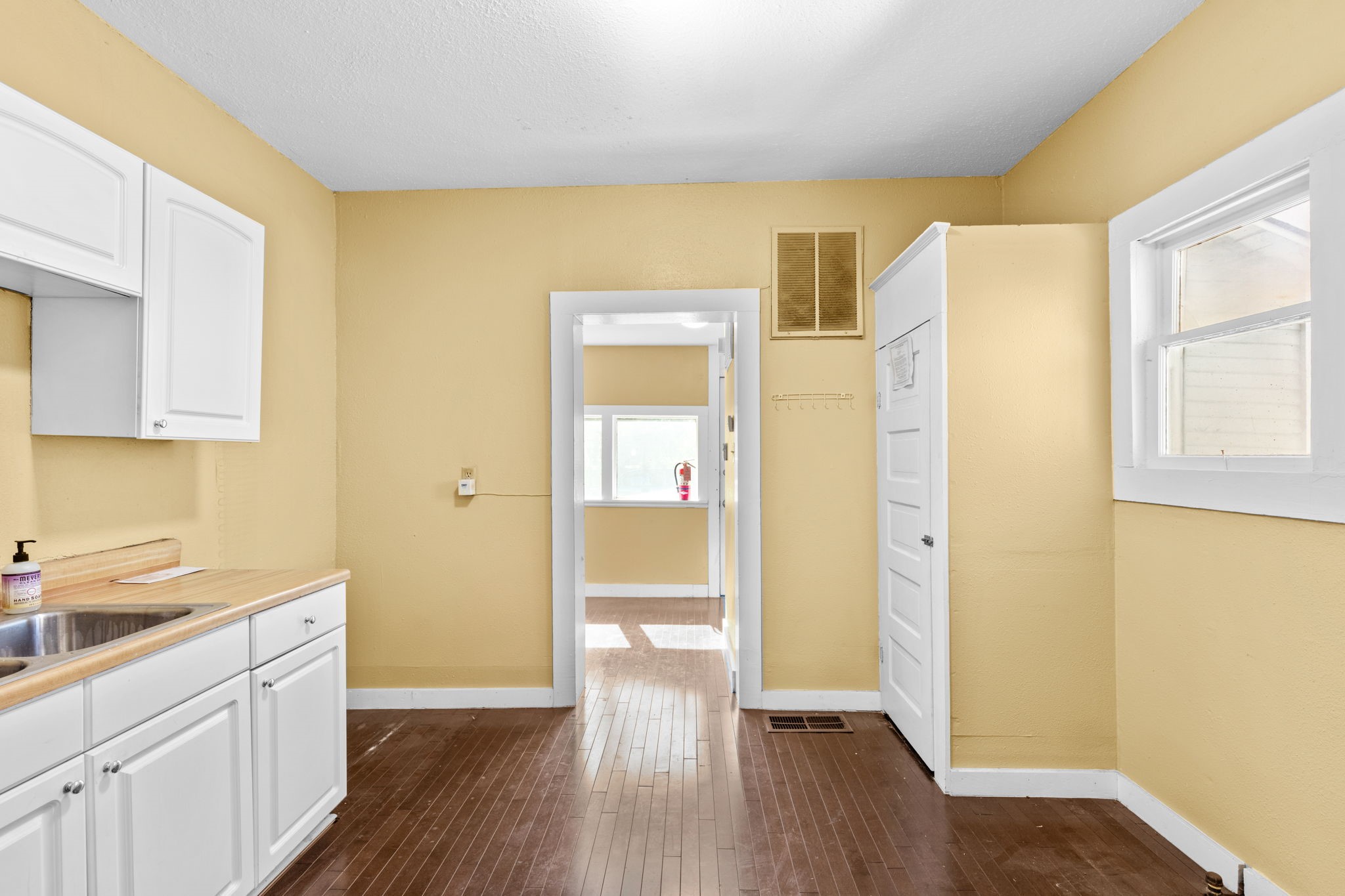 610 E Weatherford Street