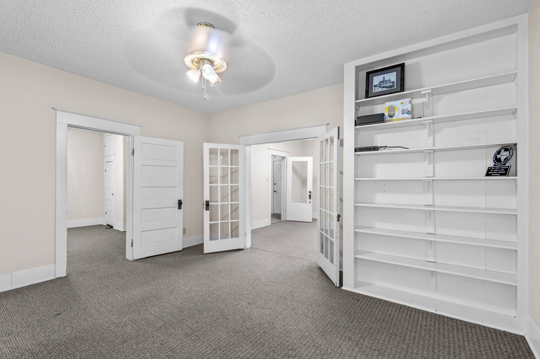 610 E Weatherford Street