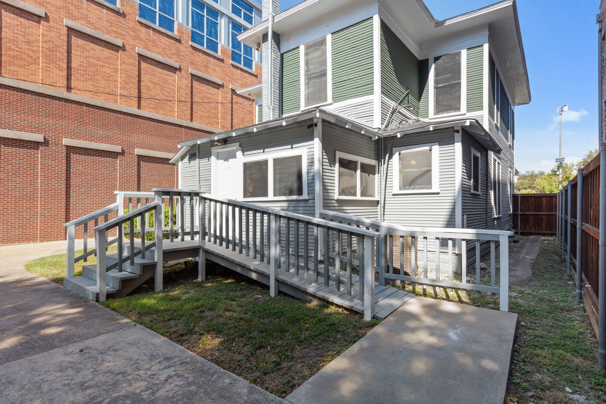 610 E Weatherford Street