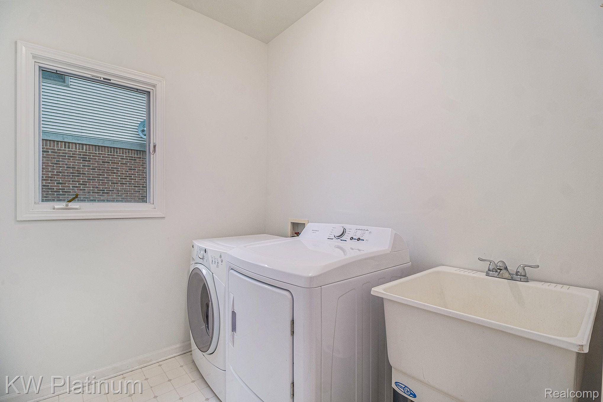 1215 PUTNAM Circle