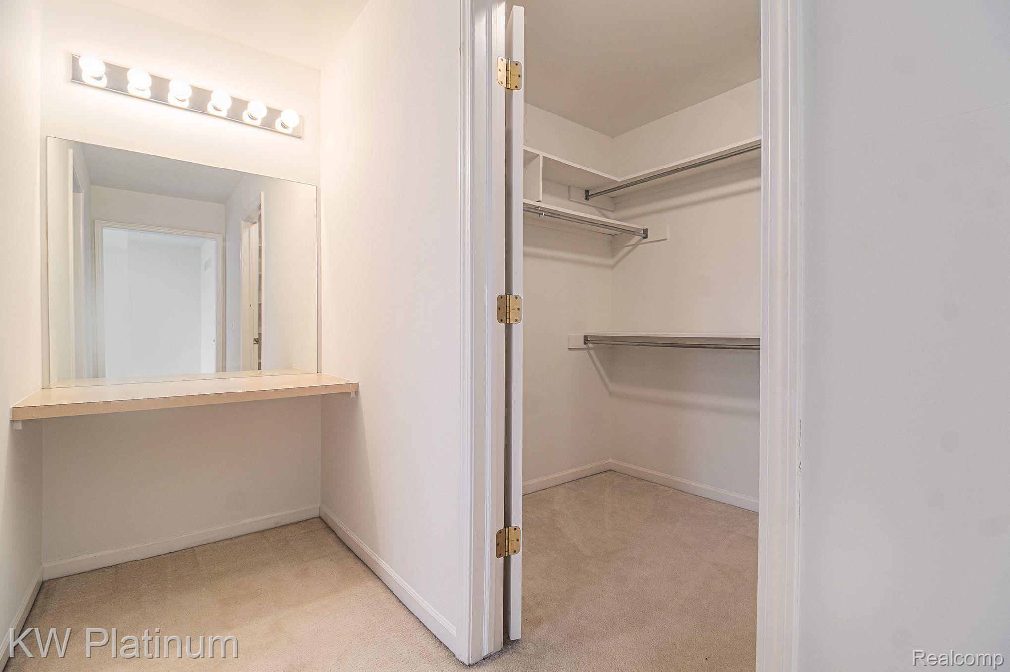 1215 PUTNAM Circle