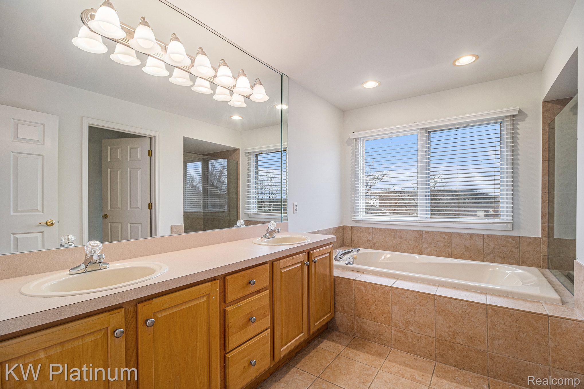 1215 PUTNAM Circle