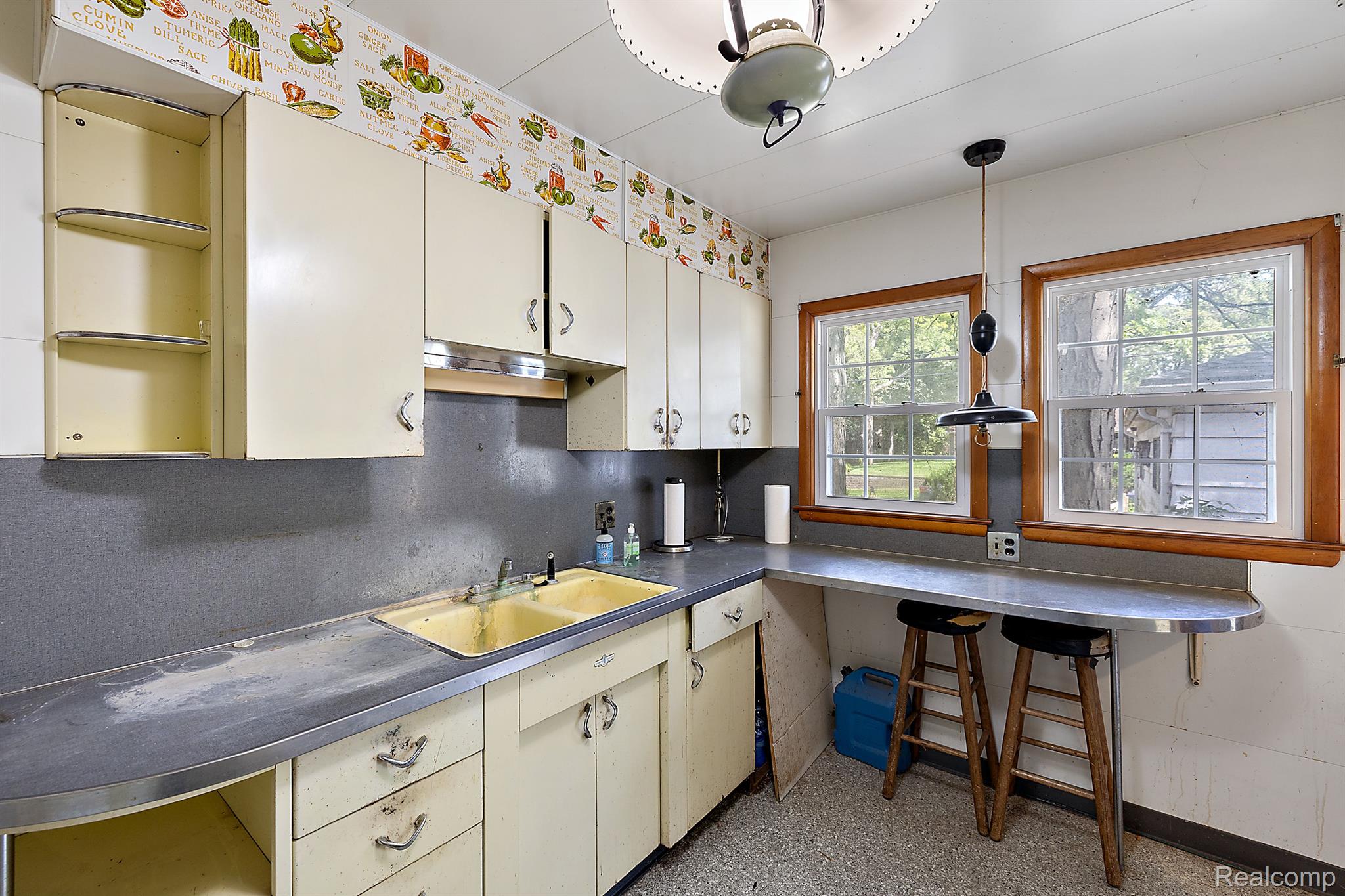 4609 EDGEWOOD Drive