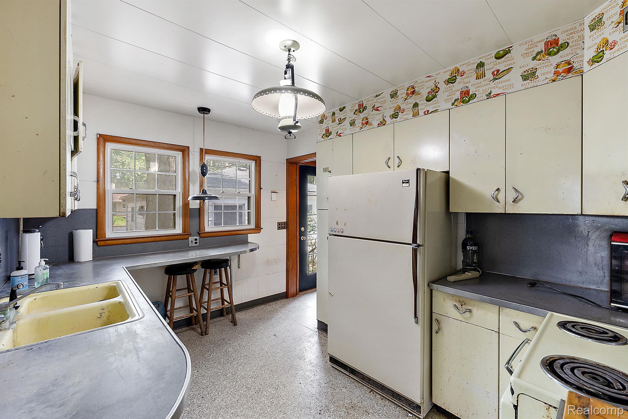 4609 EDGEWOOD Drive