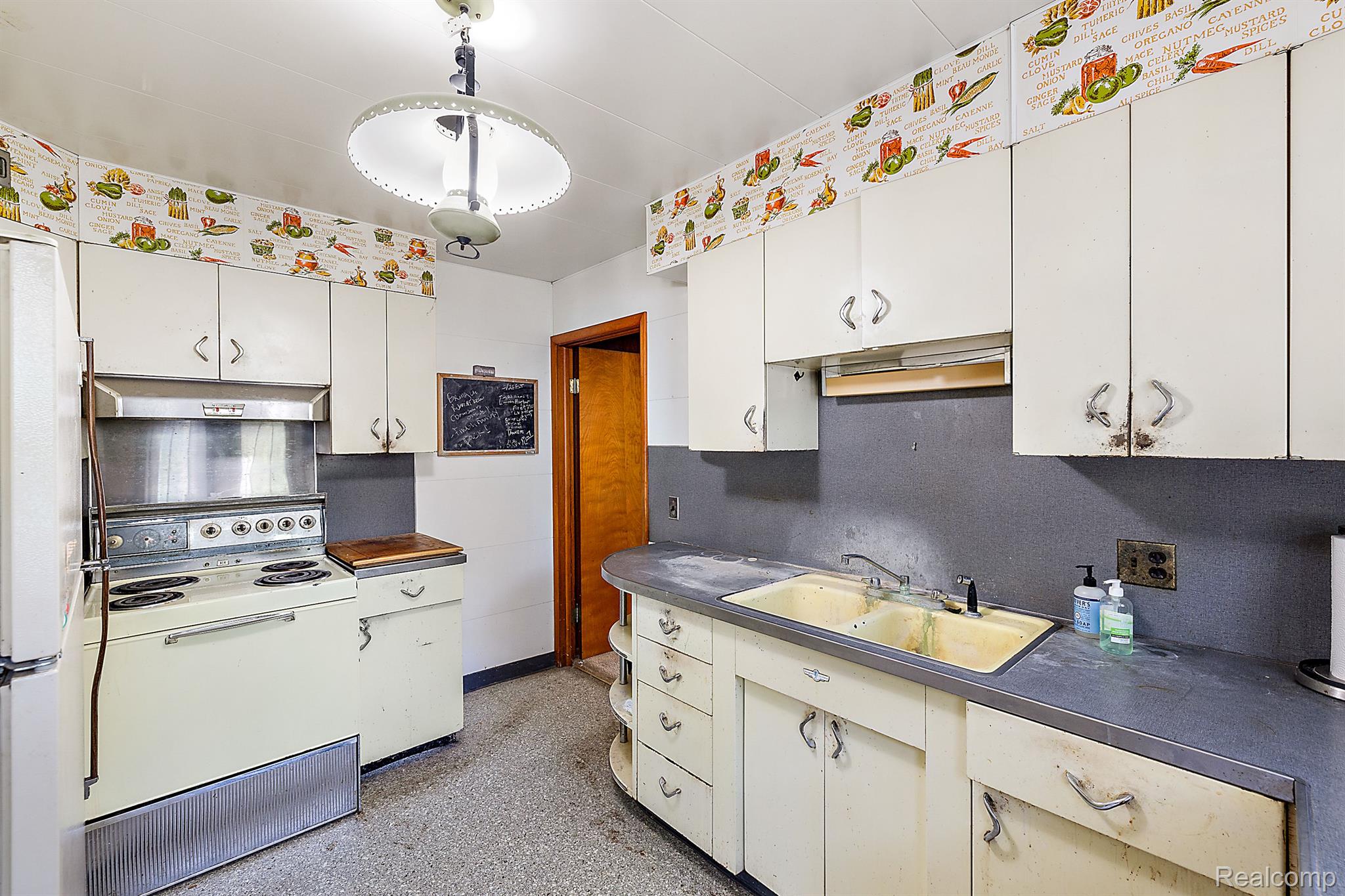 4609 EDGEWOOD Drive
