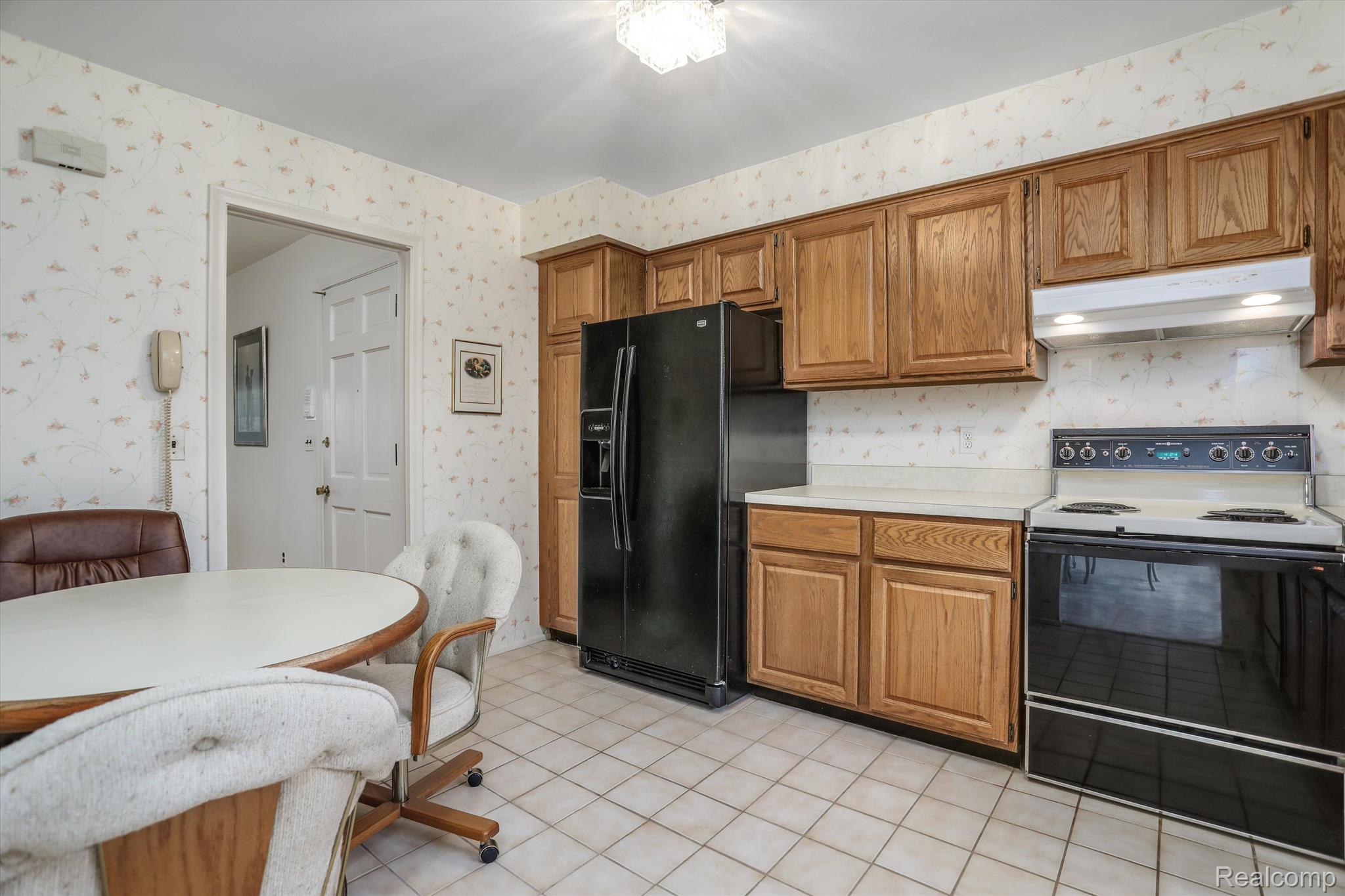 42472 Woodward Avenue D2