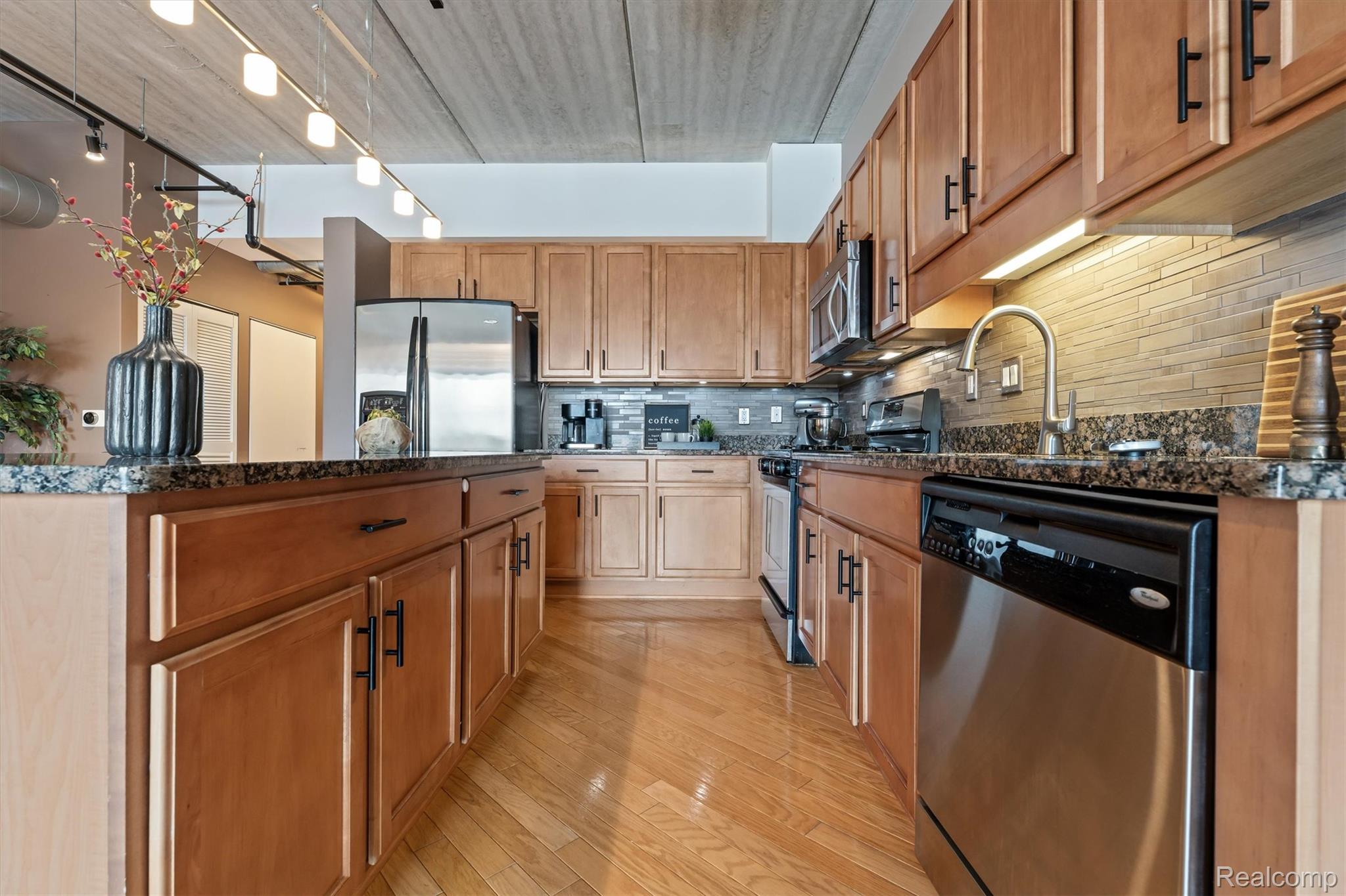 101 Curry Avenue 512