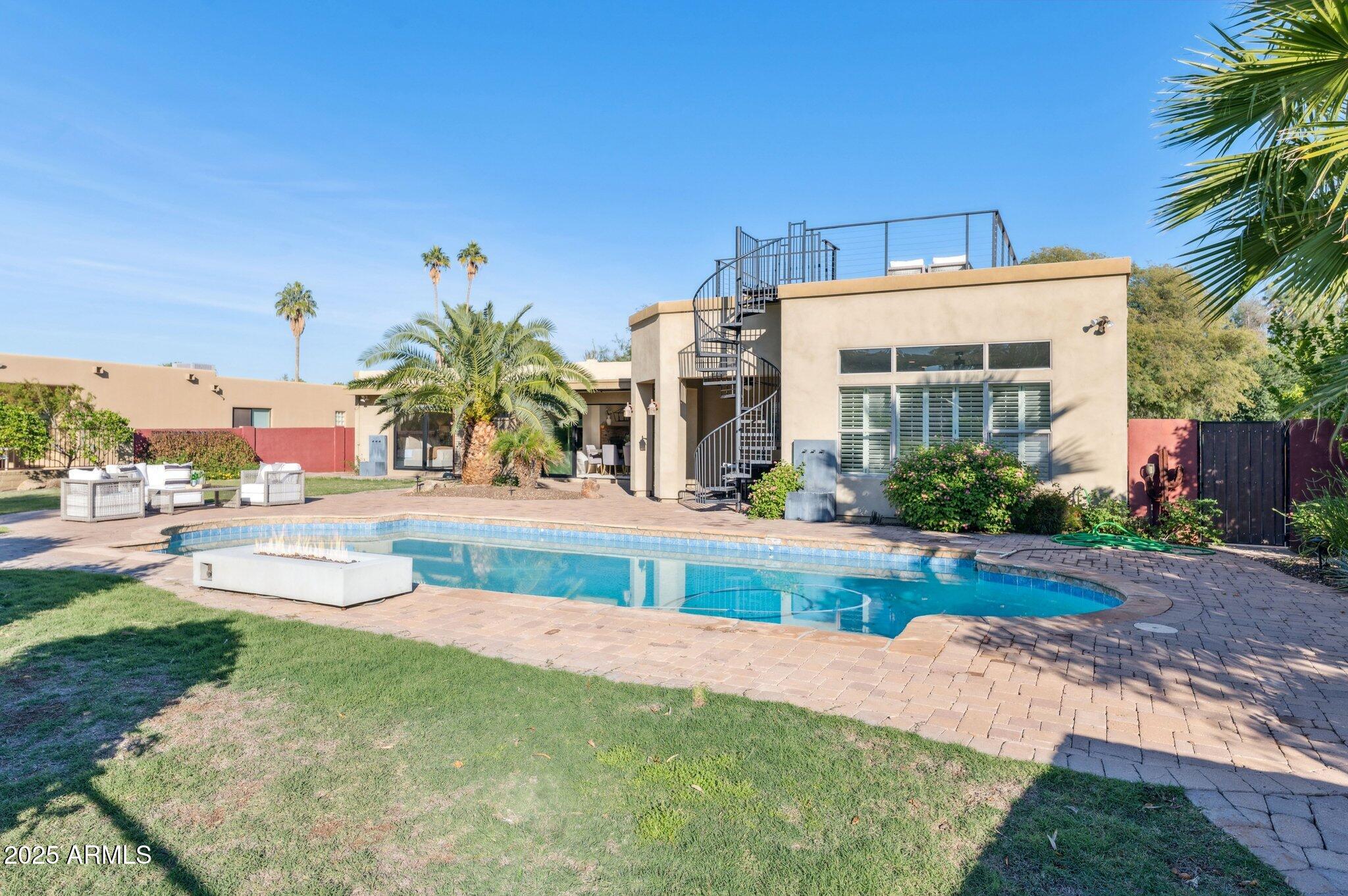 702 W MOON VALLEY Drive