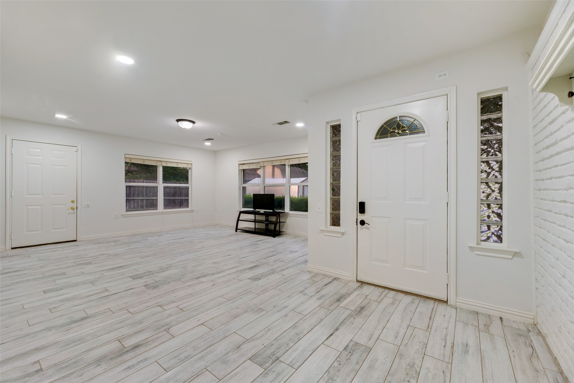 902 N Cedar Ridge Drive