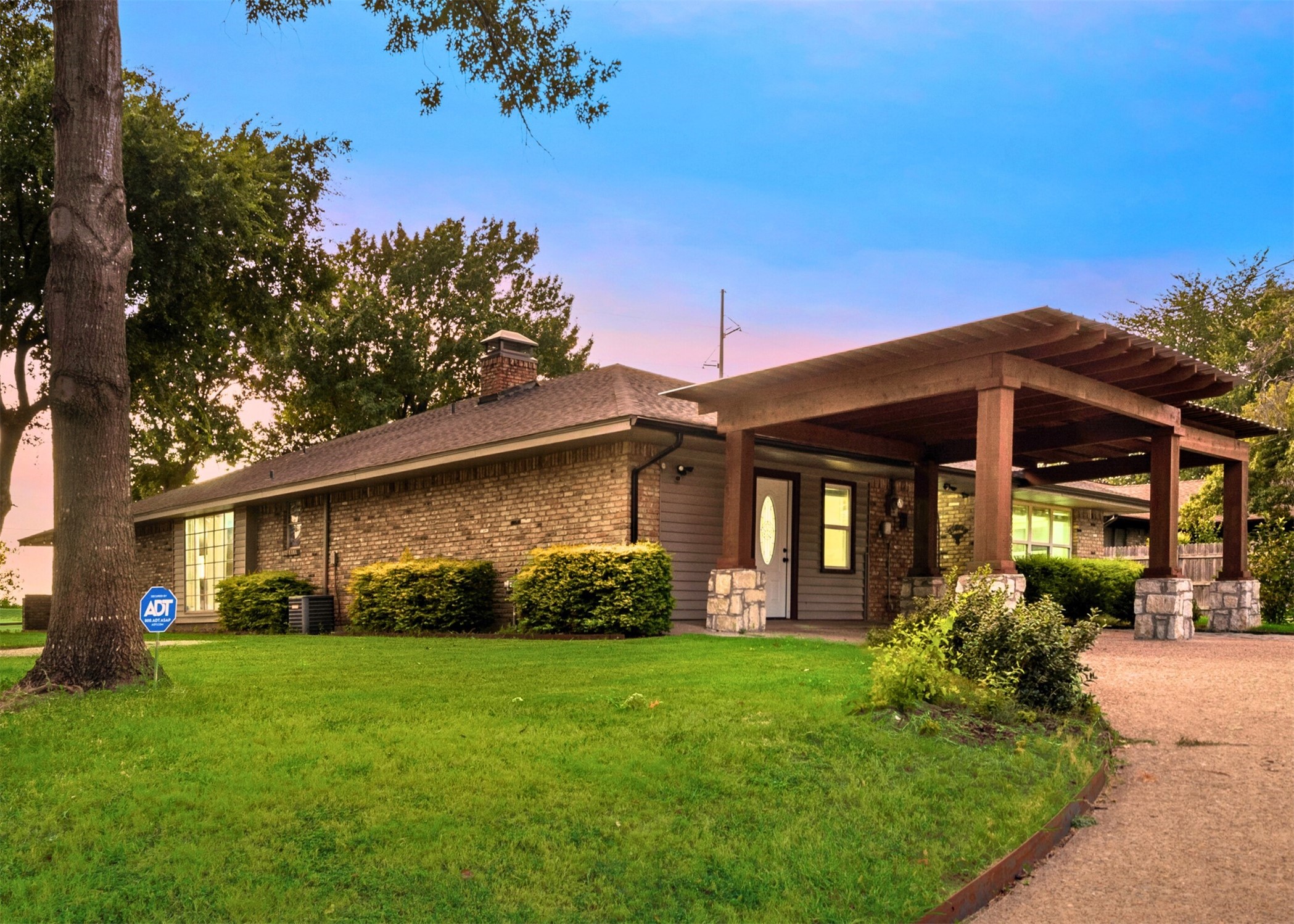 902 N Cedar Ridge Drive