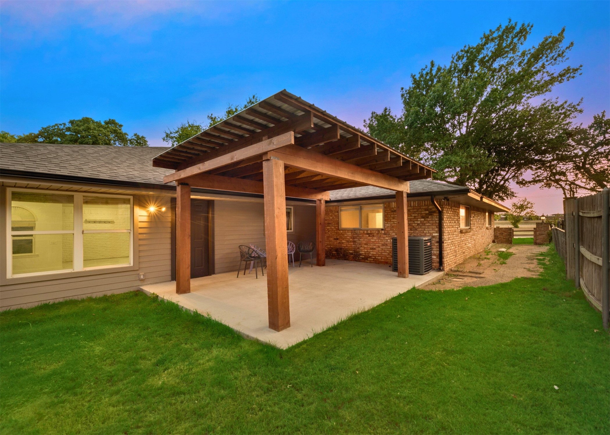 902 N Cedar Ridge Drive
