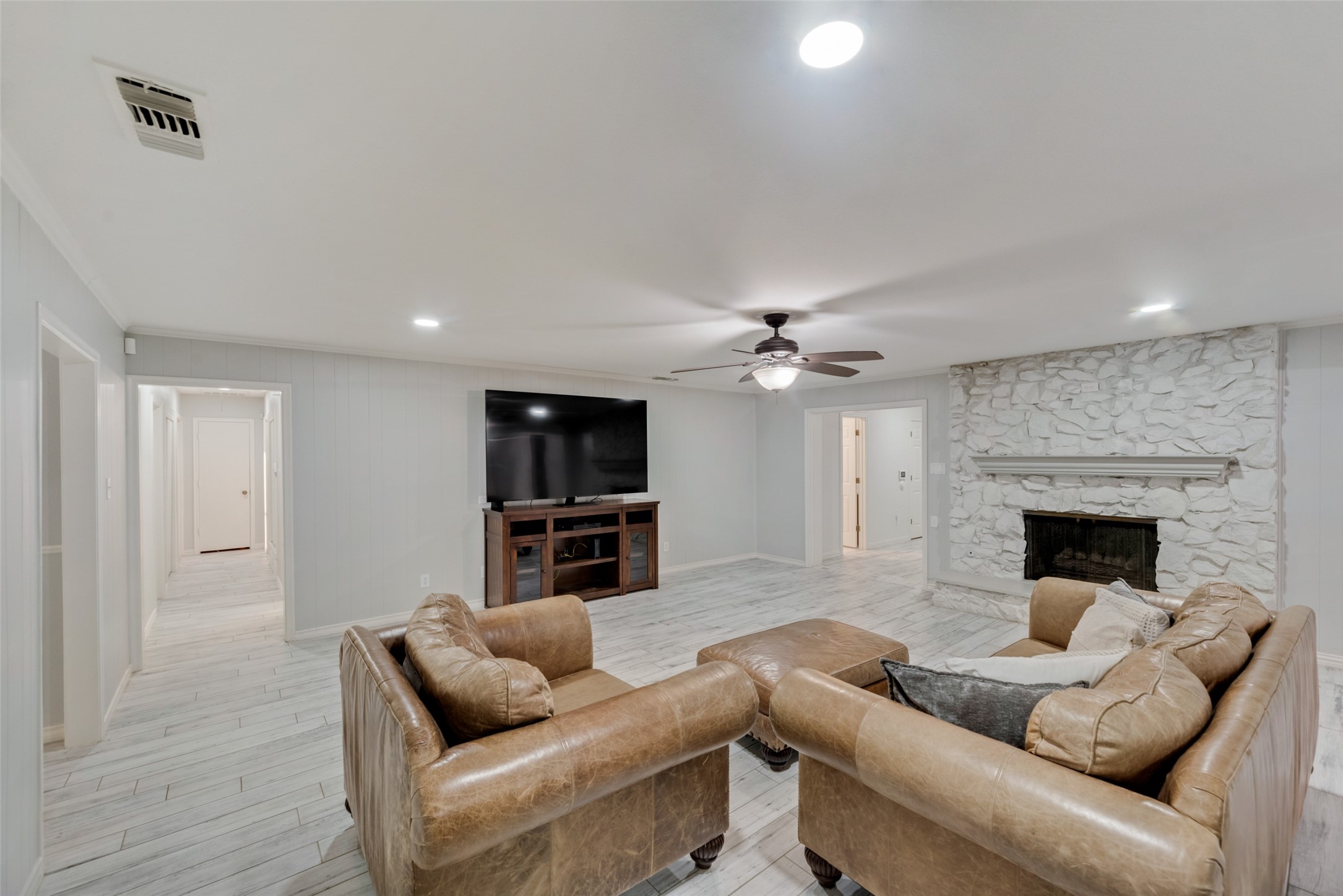 902 N Cedar Ridge Drive