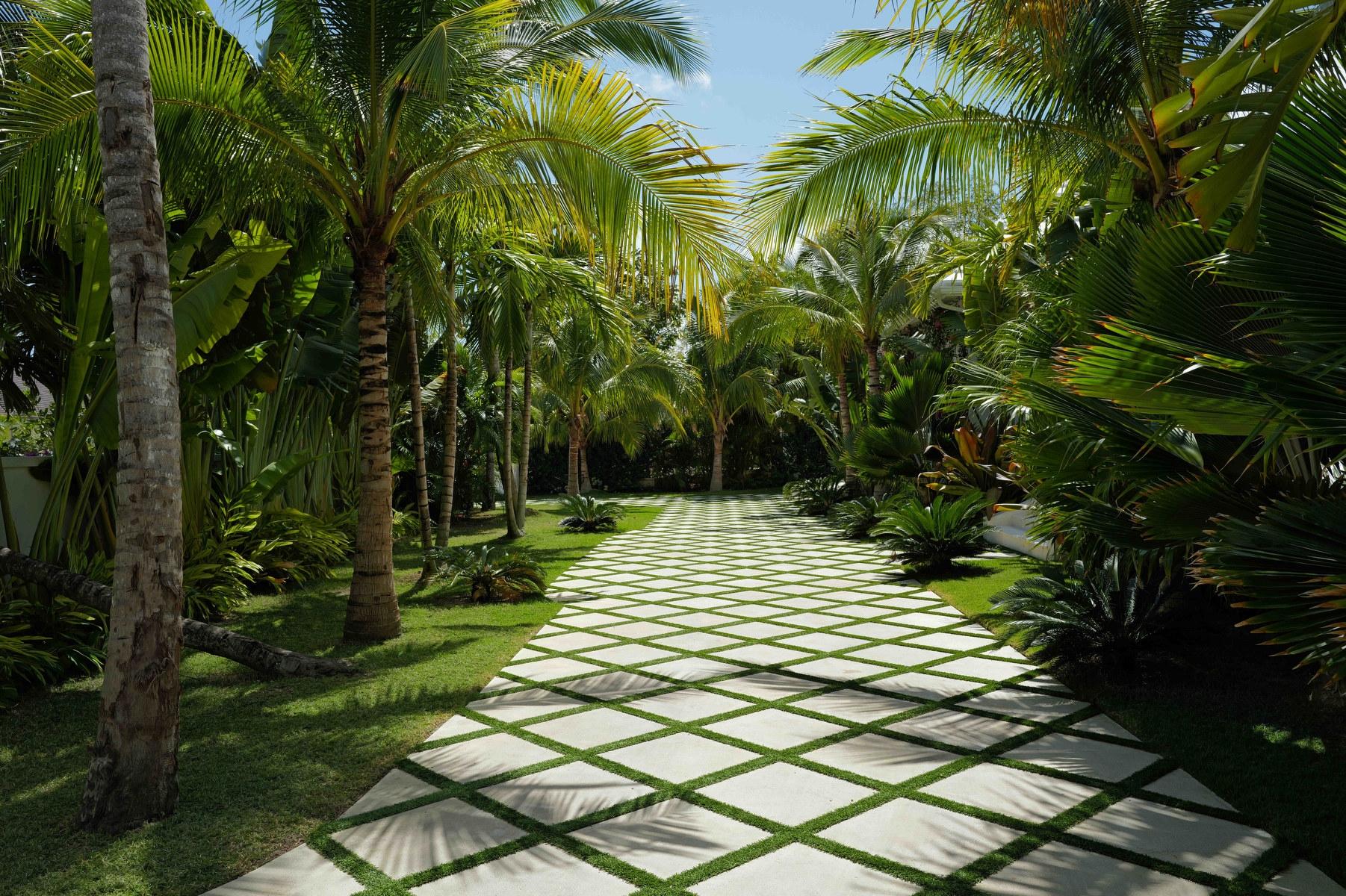 MANSION IN LYFORD CAY