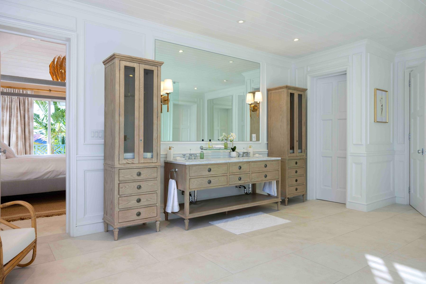 MANSION IN LYFORD CAY