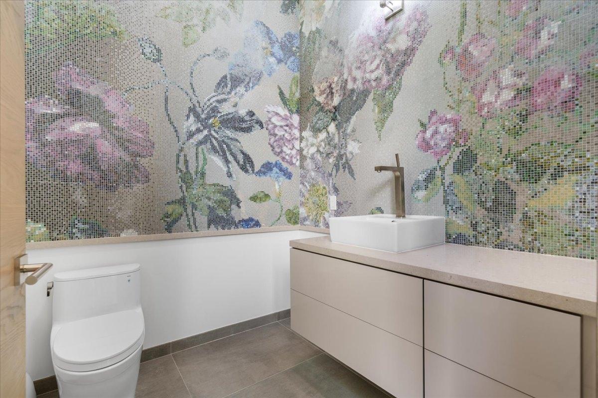 RESIDENCE ON CLIFTON BAY