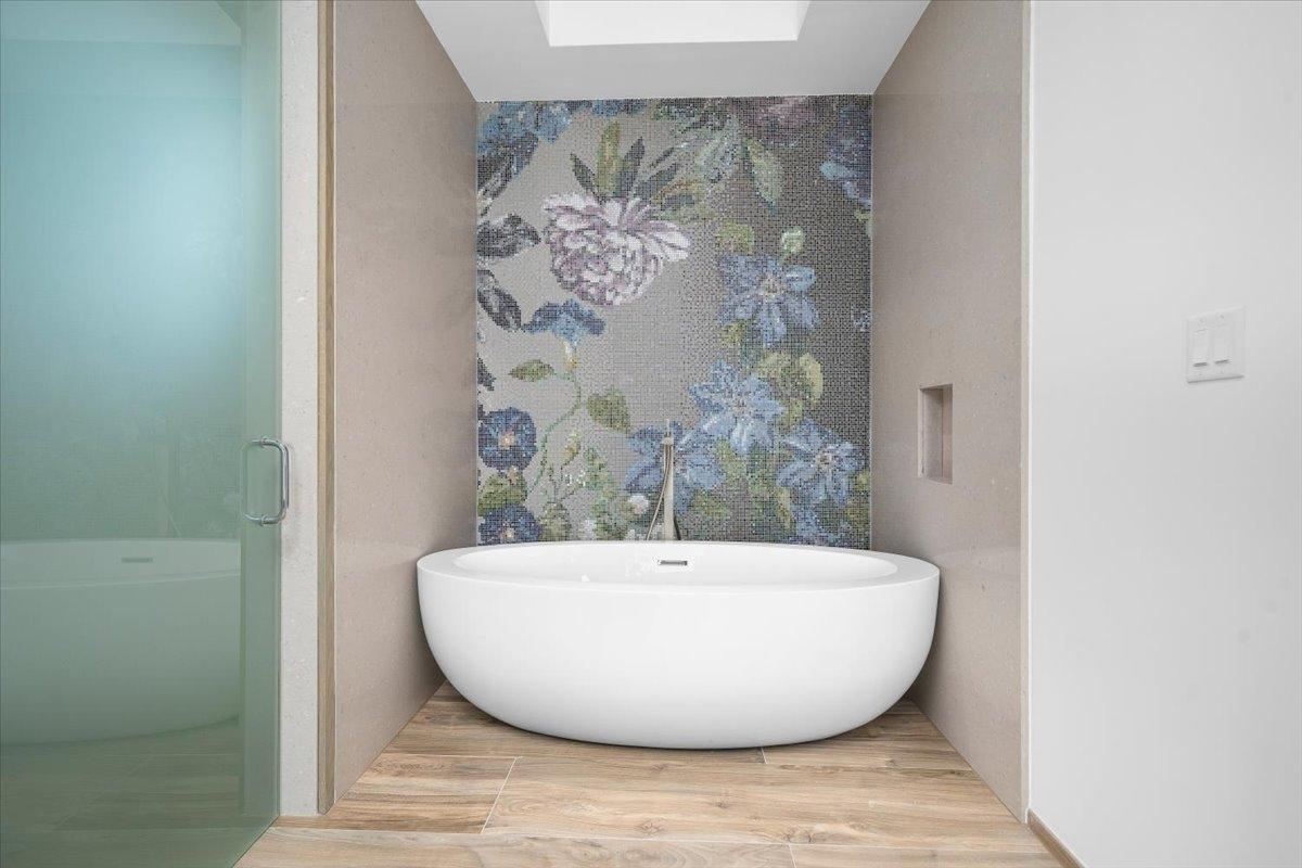 RESIDENCE ON CLIFTON BAY