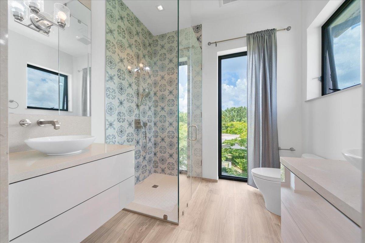 RESIDENCE ON CLIFTON BAY