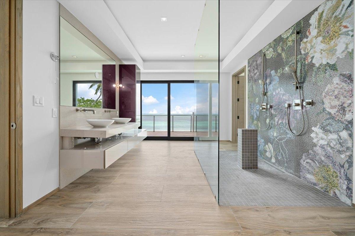 RESIDENCE ON CLIFTON BAY