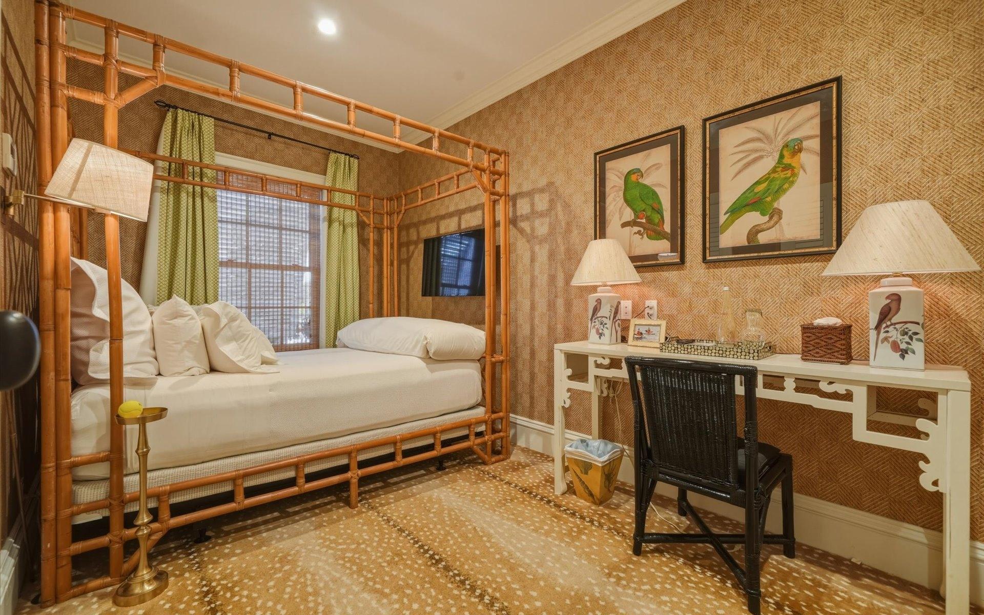 104 COTT 104, CLIFTON BAY DR.