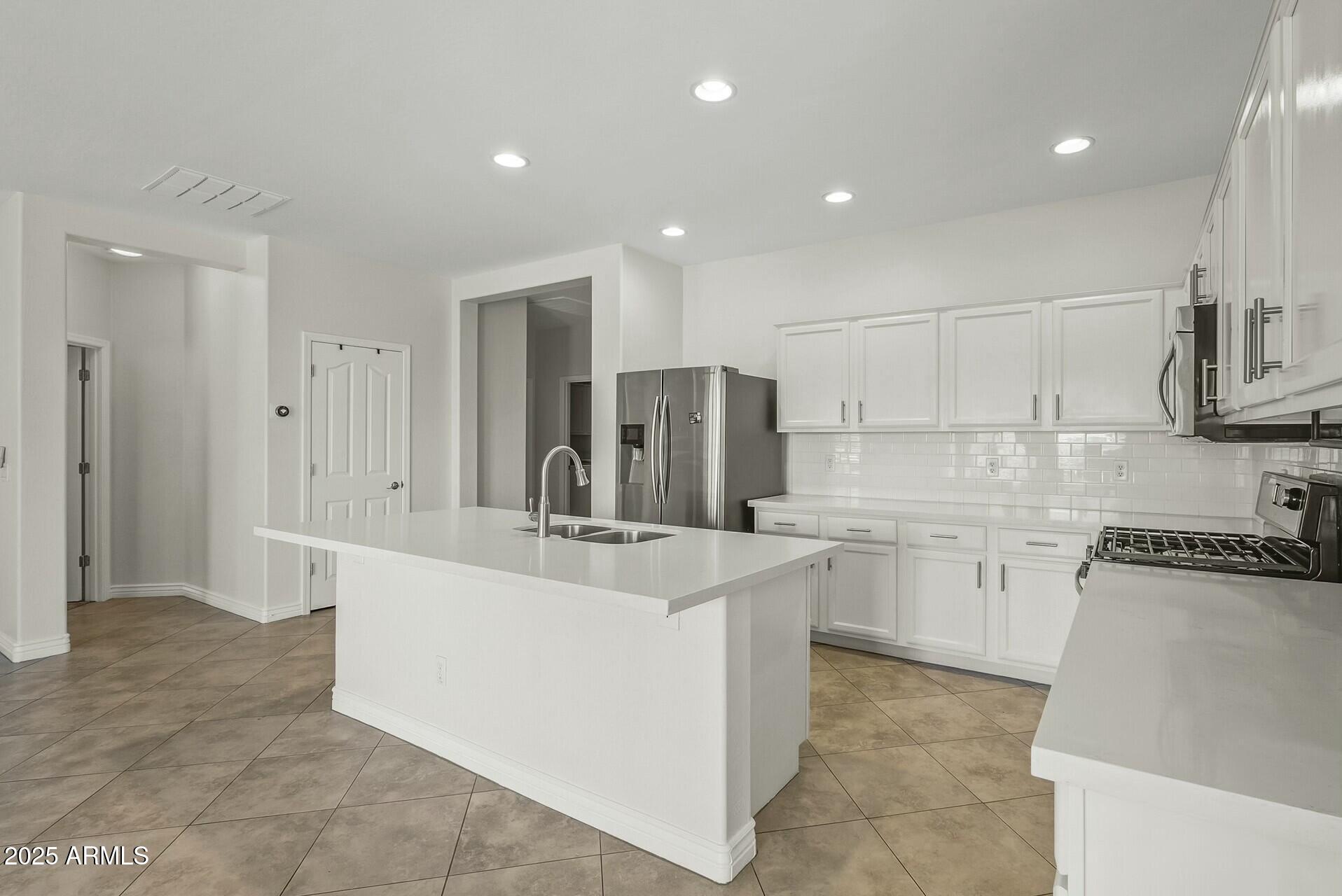 3718 E VALLEJO Drive