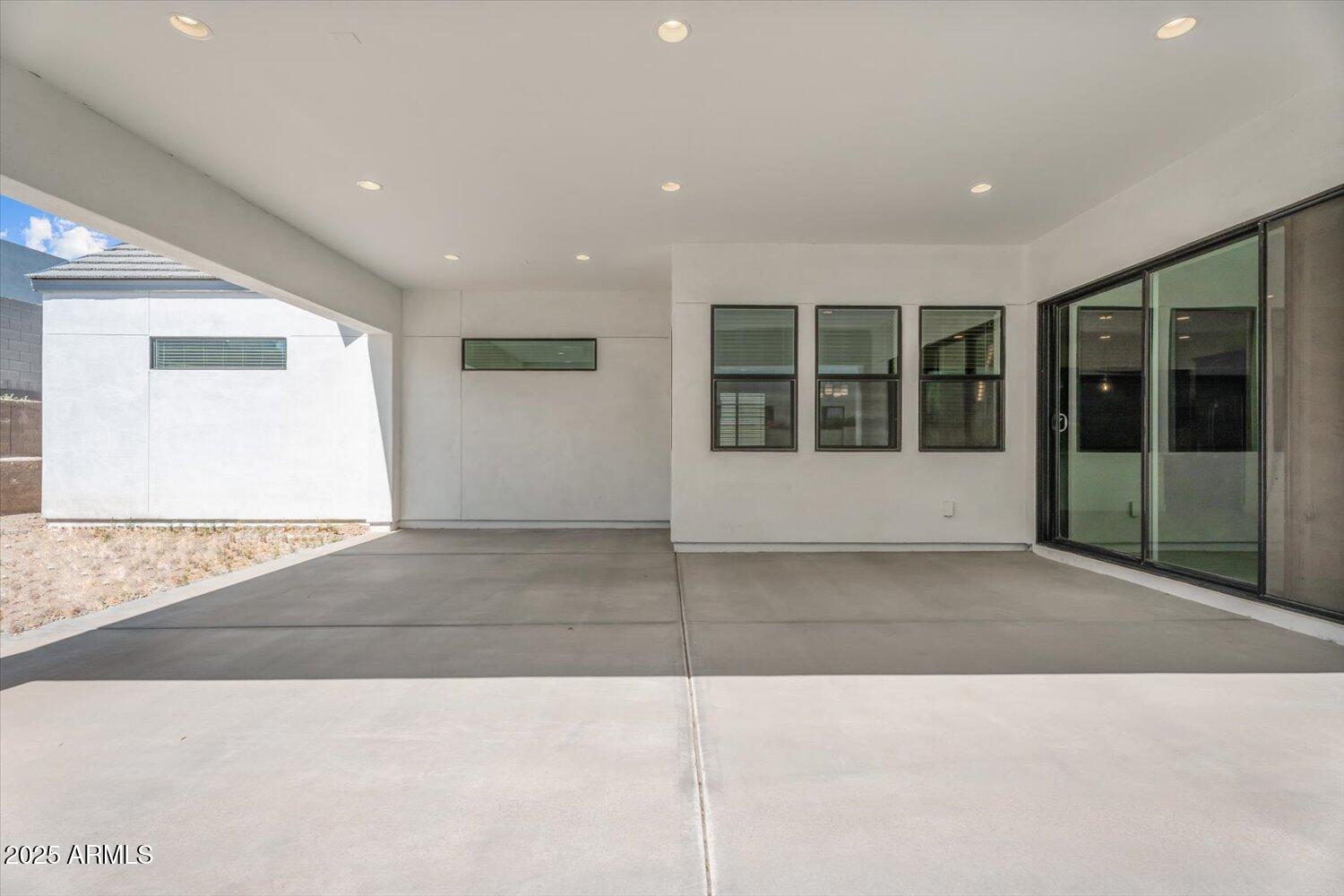 1113 E LA MIRADA Drive