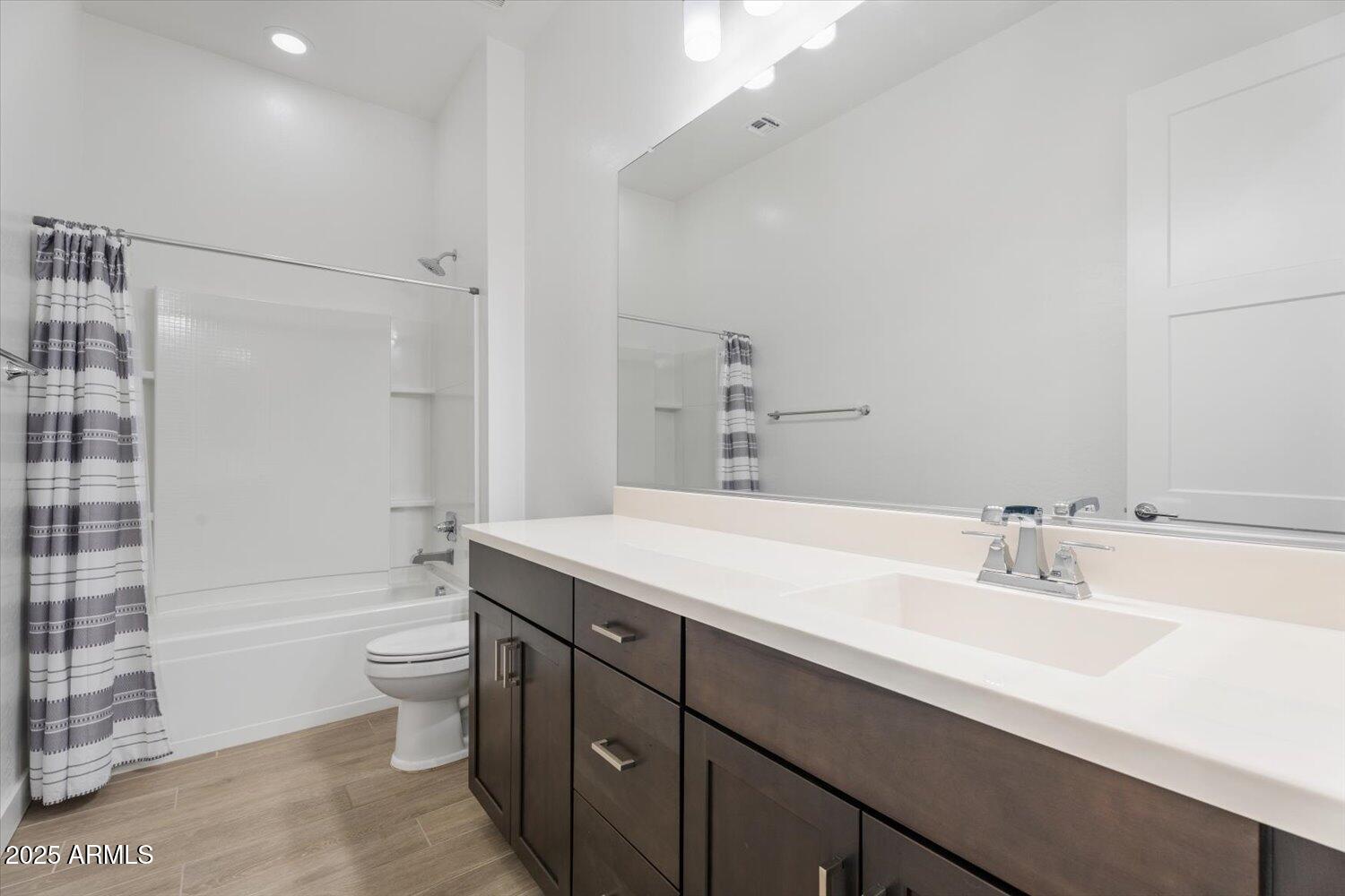 1113 E LA MIRADA Drive
