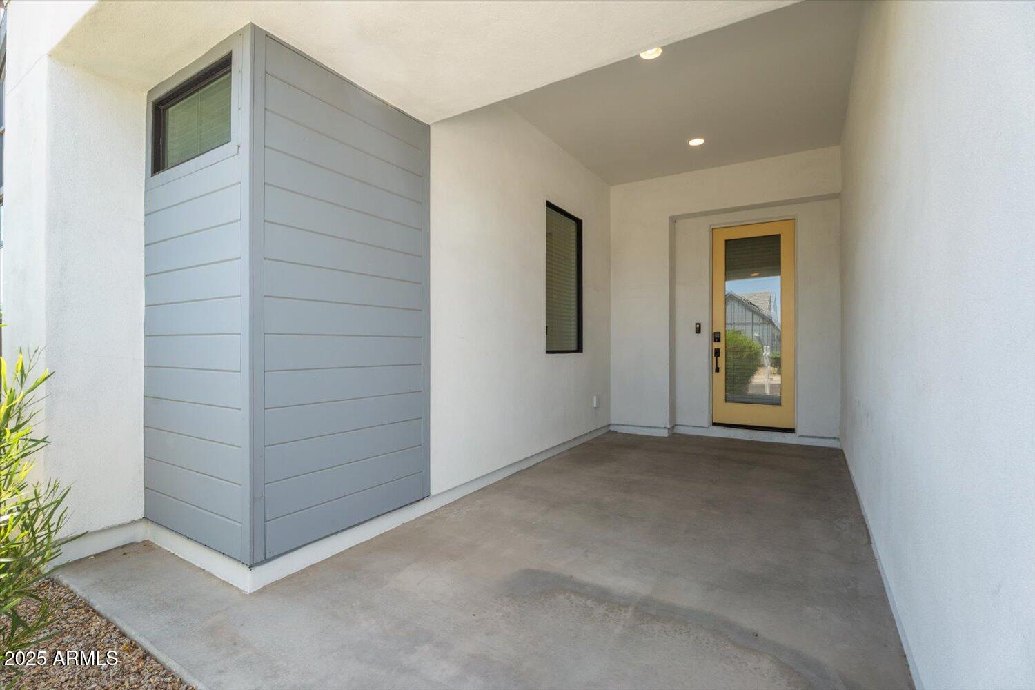 1113 E LA MIRADA Drive