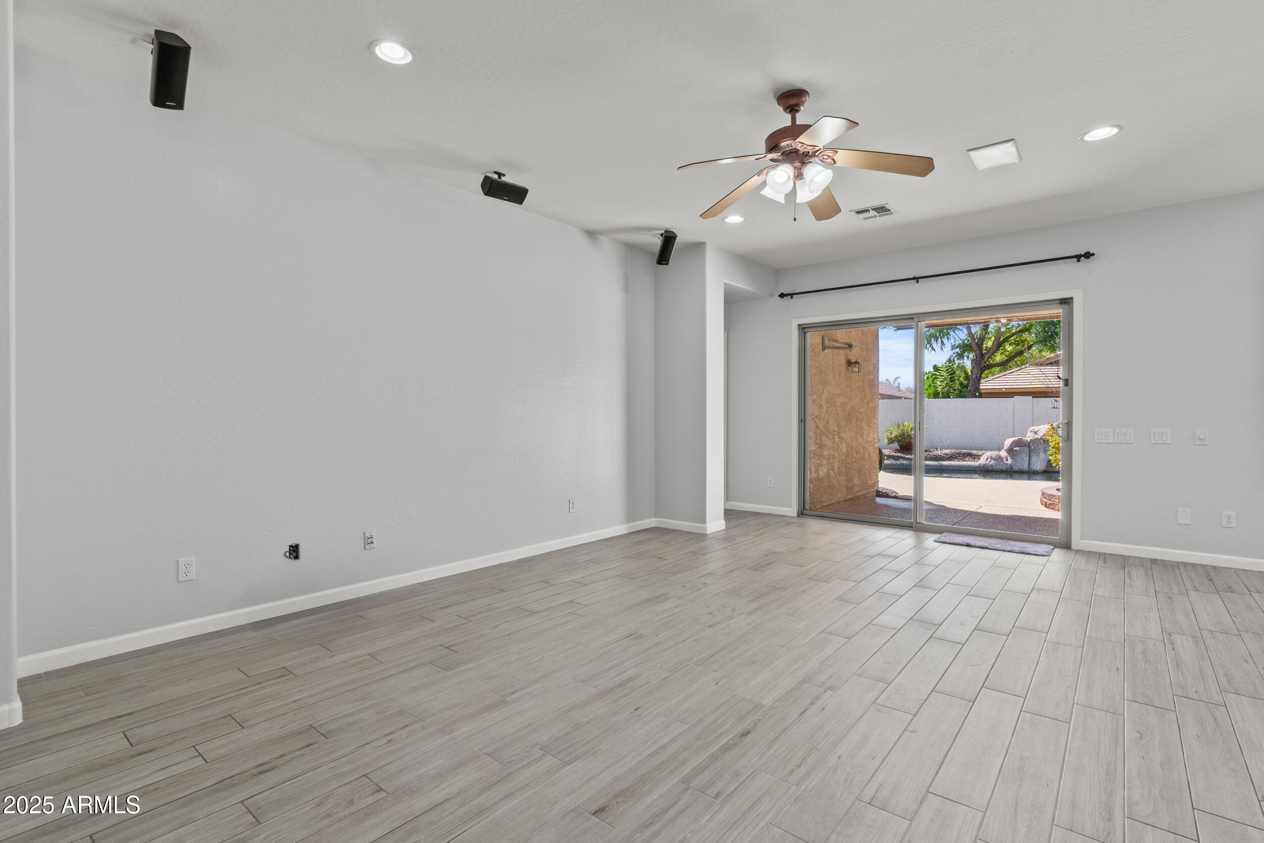 5231 W DESERT HOLLOW Drive