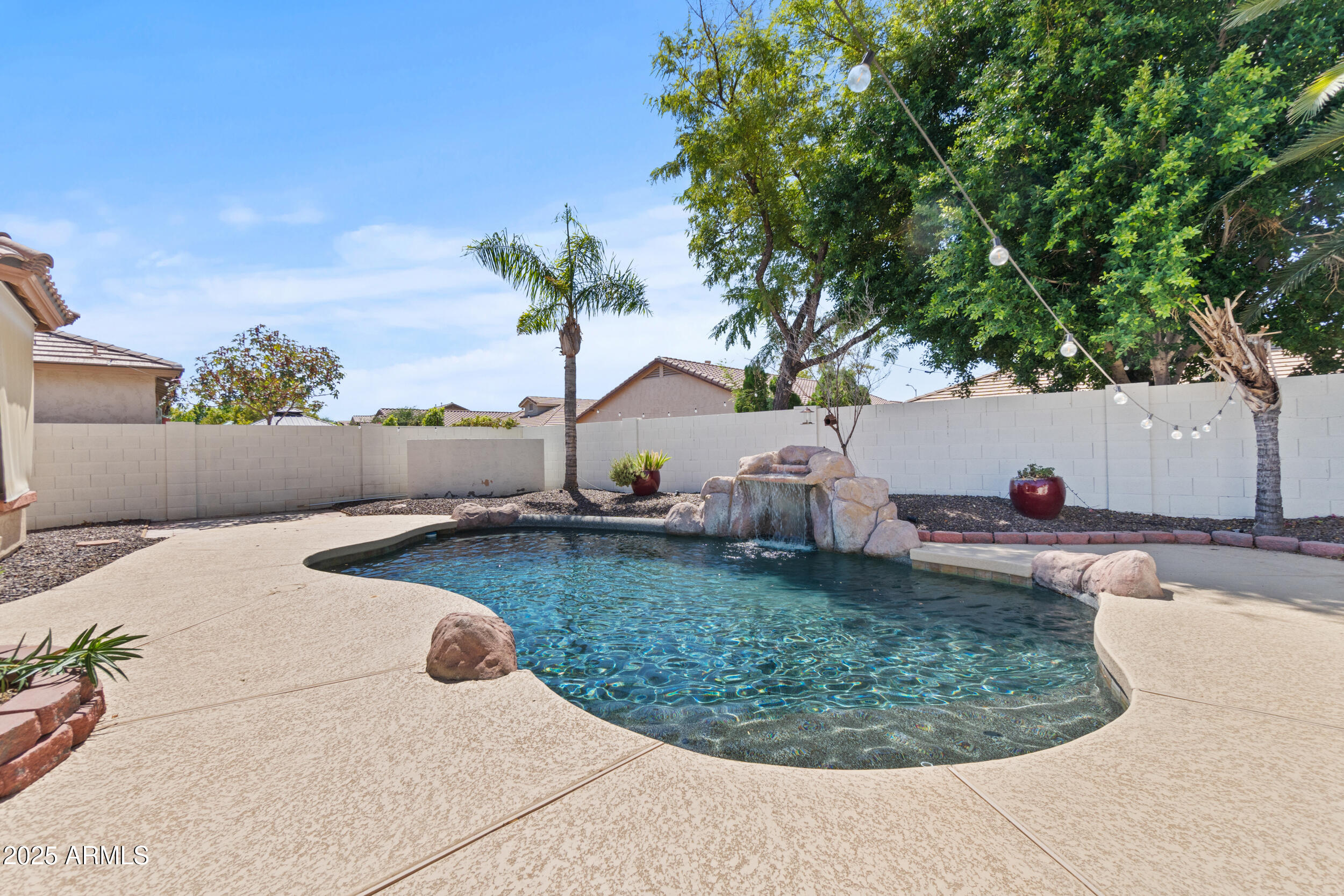 5231 W DESERT HOLLOW Drive