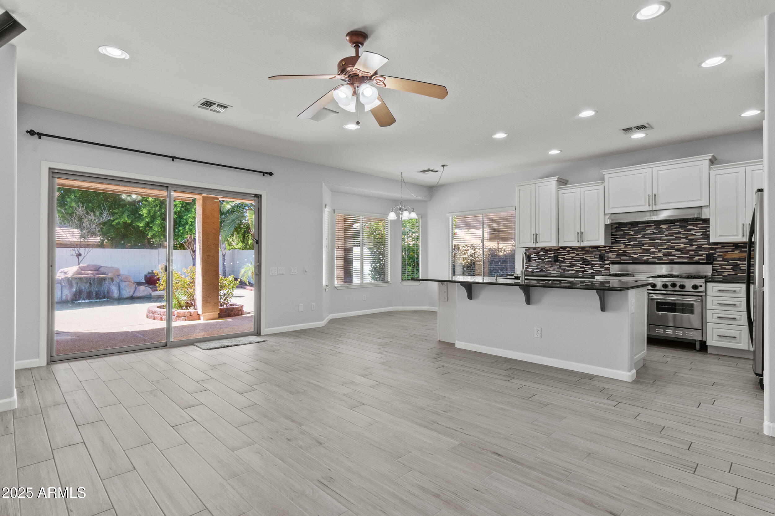 5231 W DESERT HOLLOW Drive