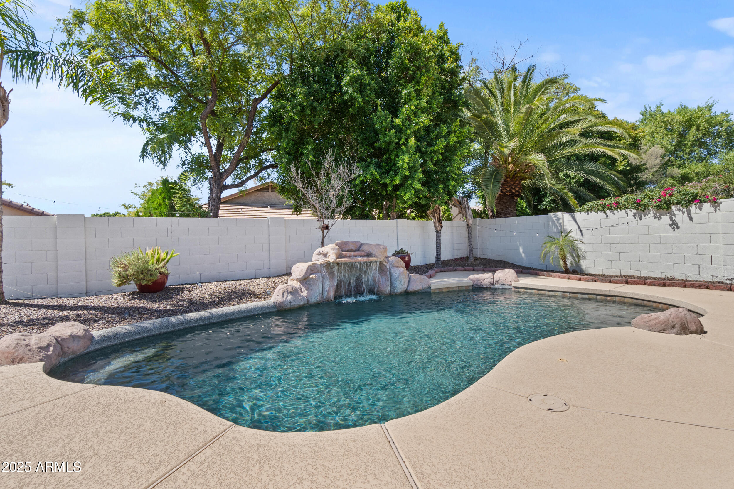 5231 W DESERT HOLLOW Drive