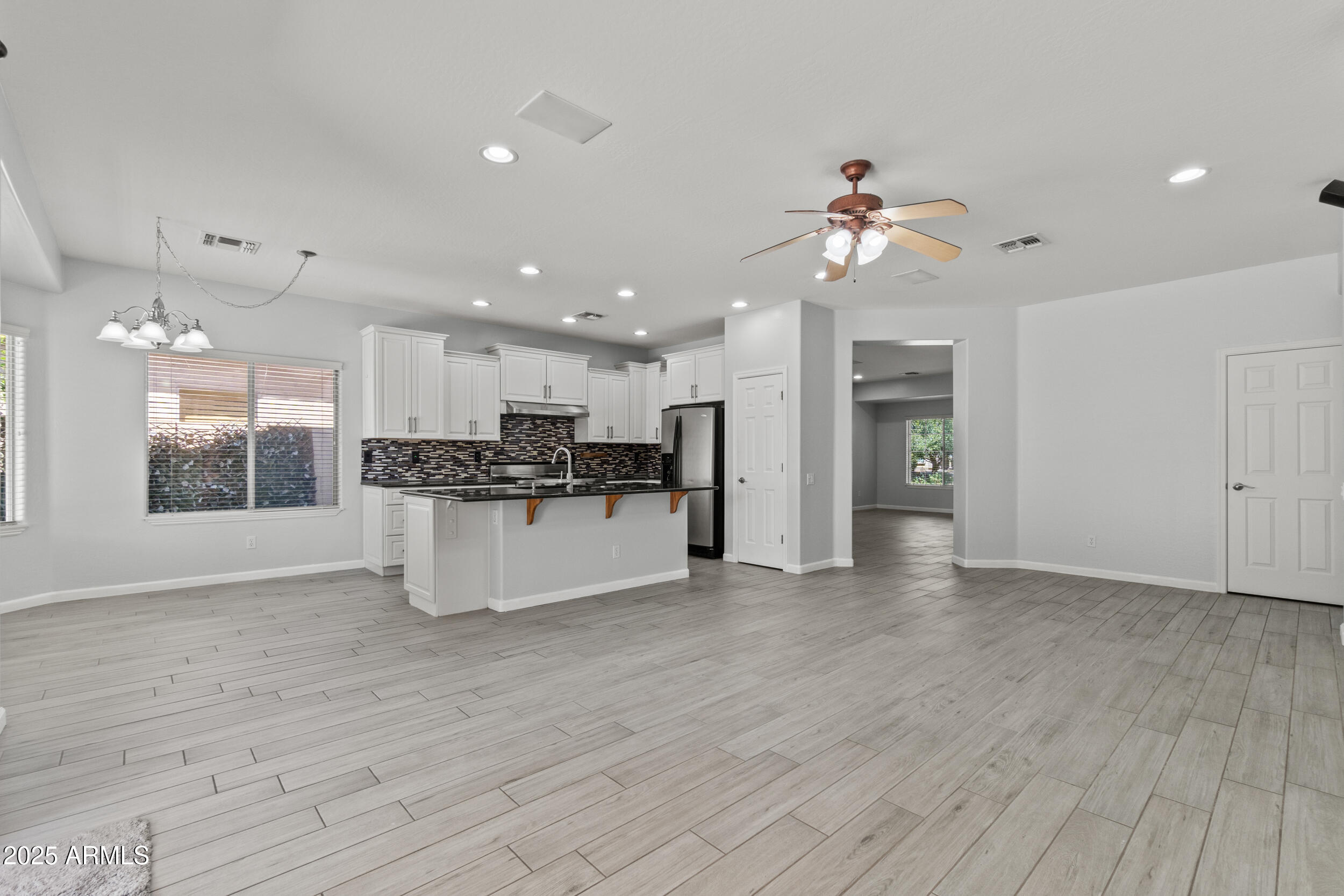 5231 W DESERT HOLLOW Drive