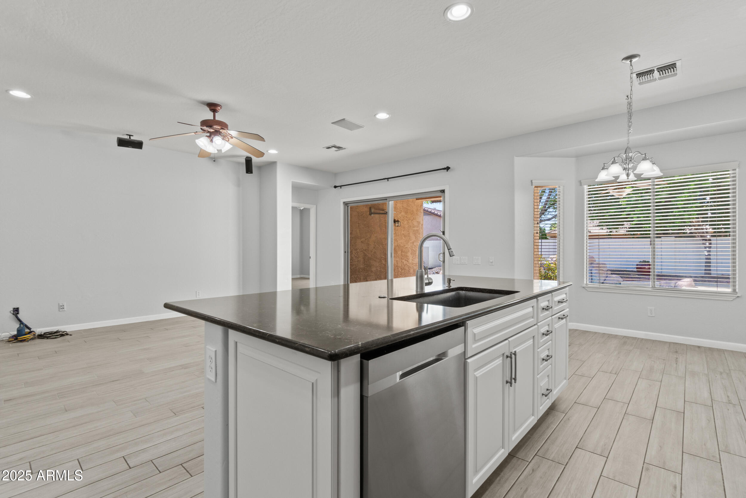 5231 W DESERT HOLLOW Drive