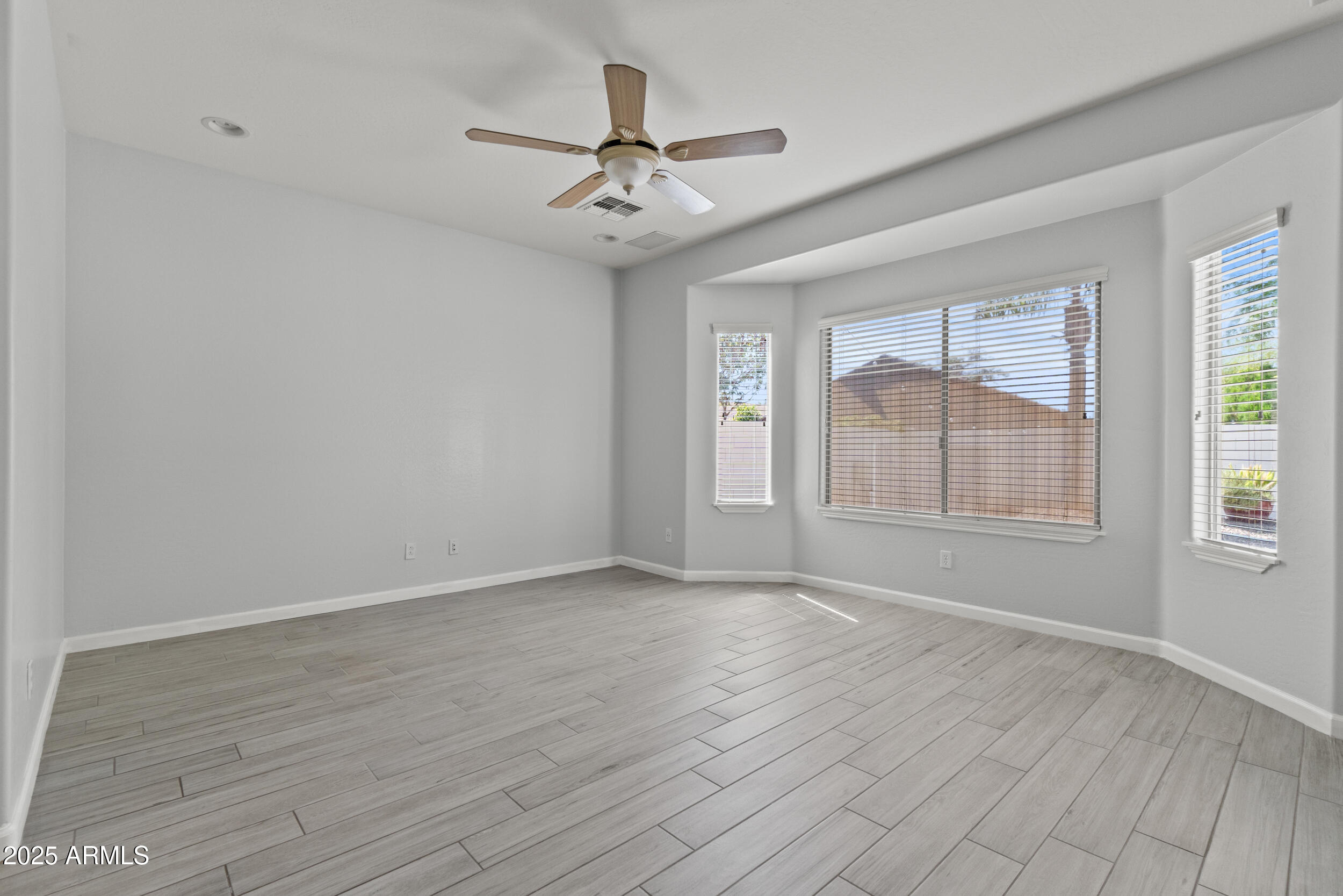 5231 W DESERT HOLLOW Drive