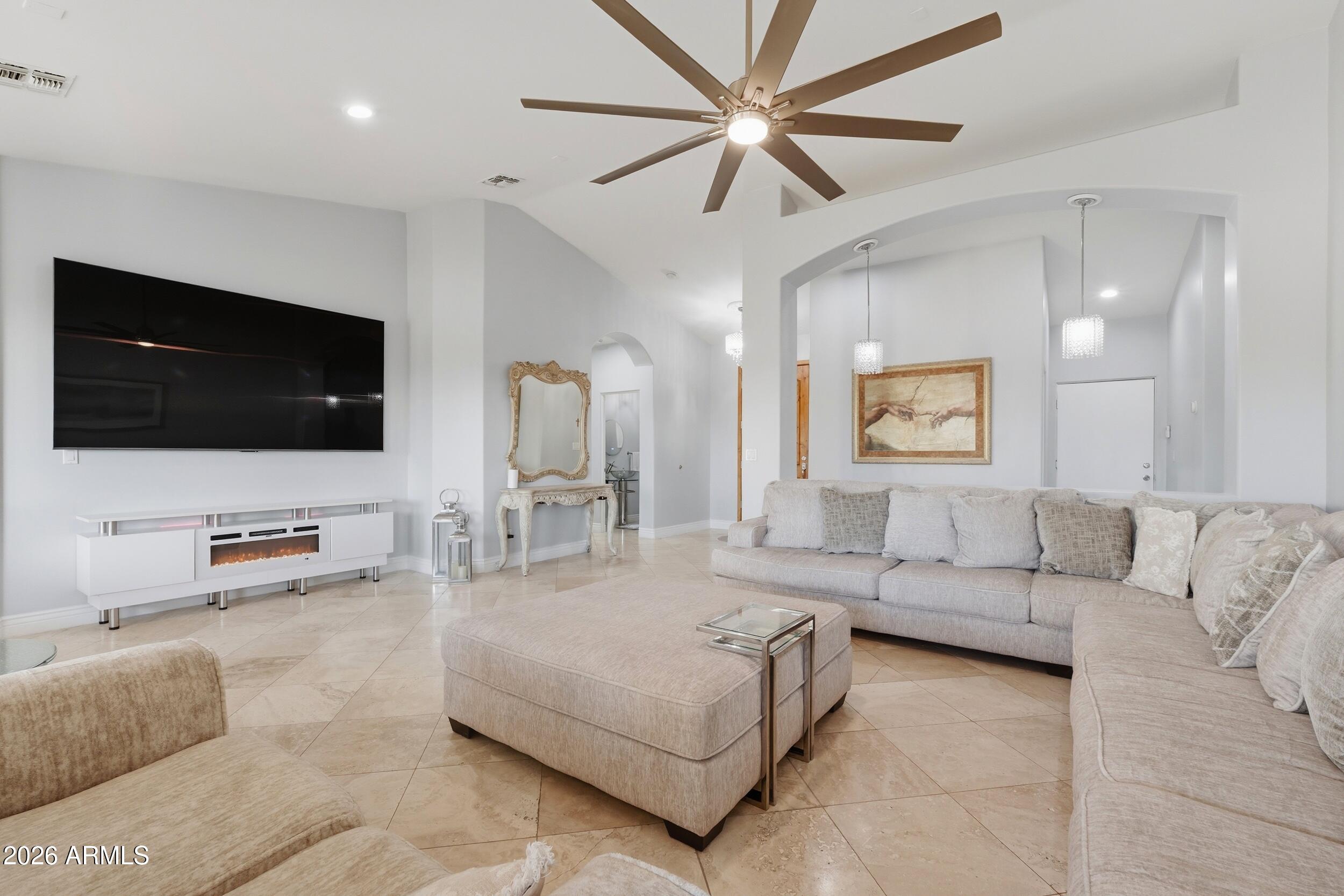 1106 E CIRCLE MOUNTAIN Road