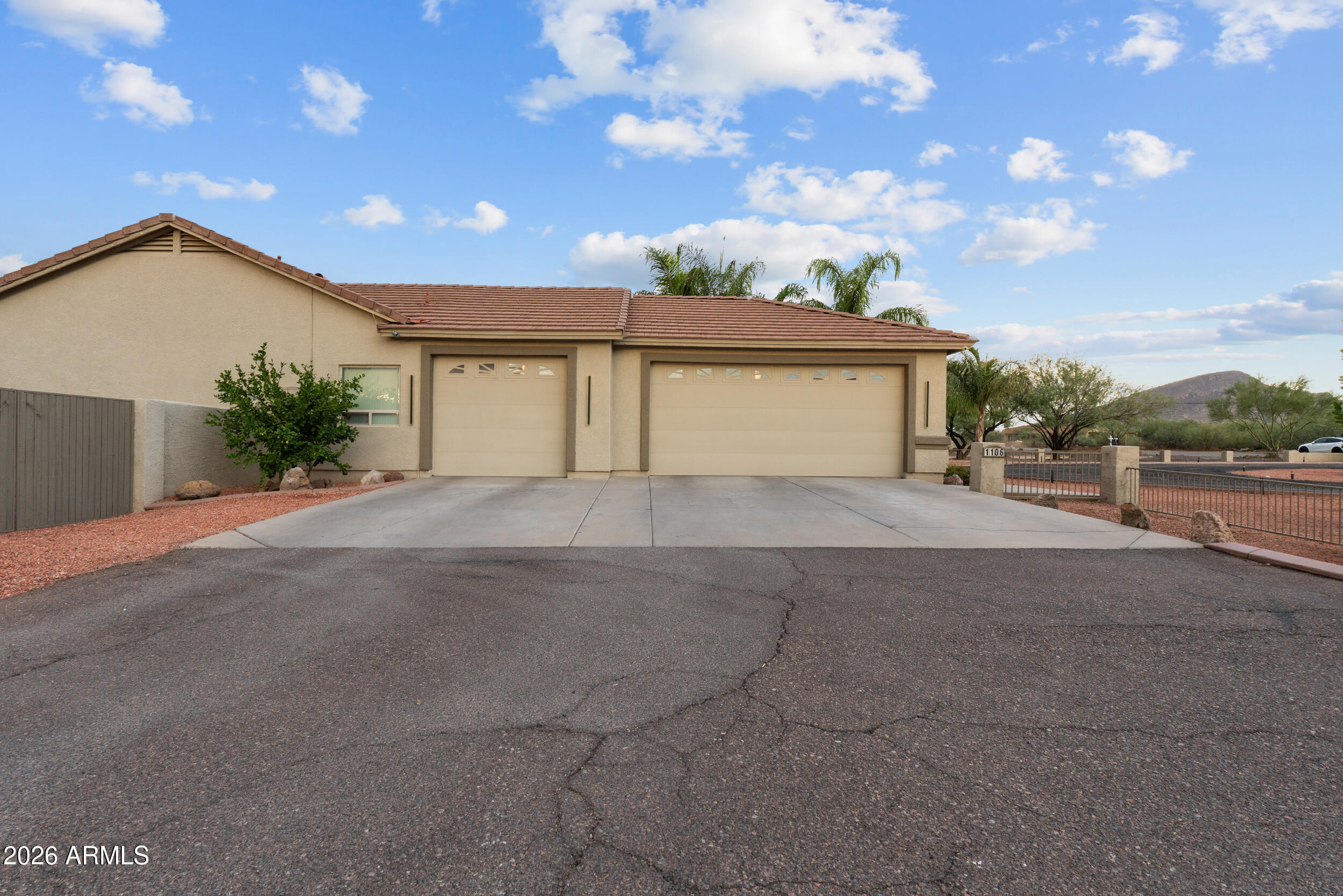 1106 E CIRCLE MOUNTAIN Road
