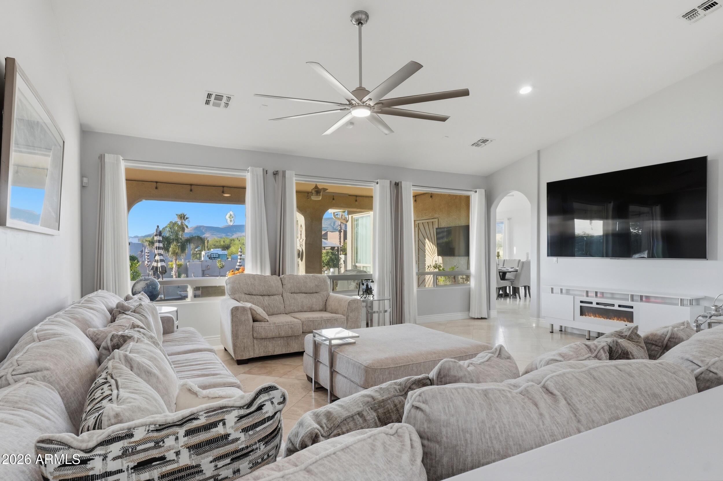 1106 E CIRCLE MOUNTAIN Road
