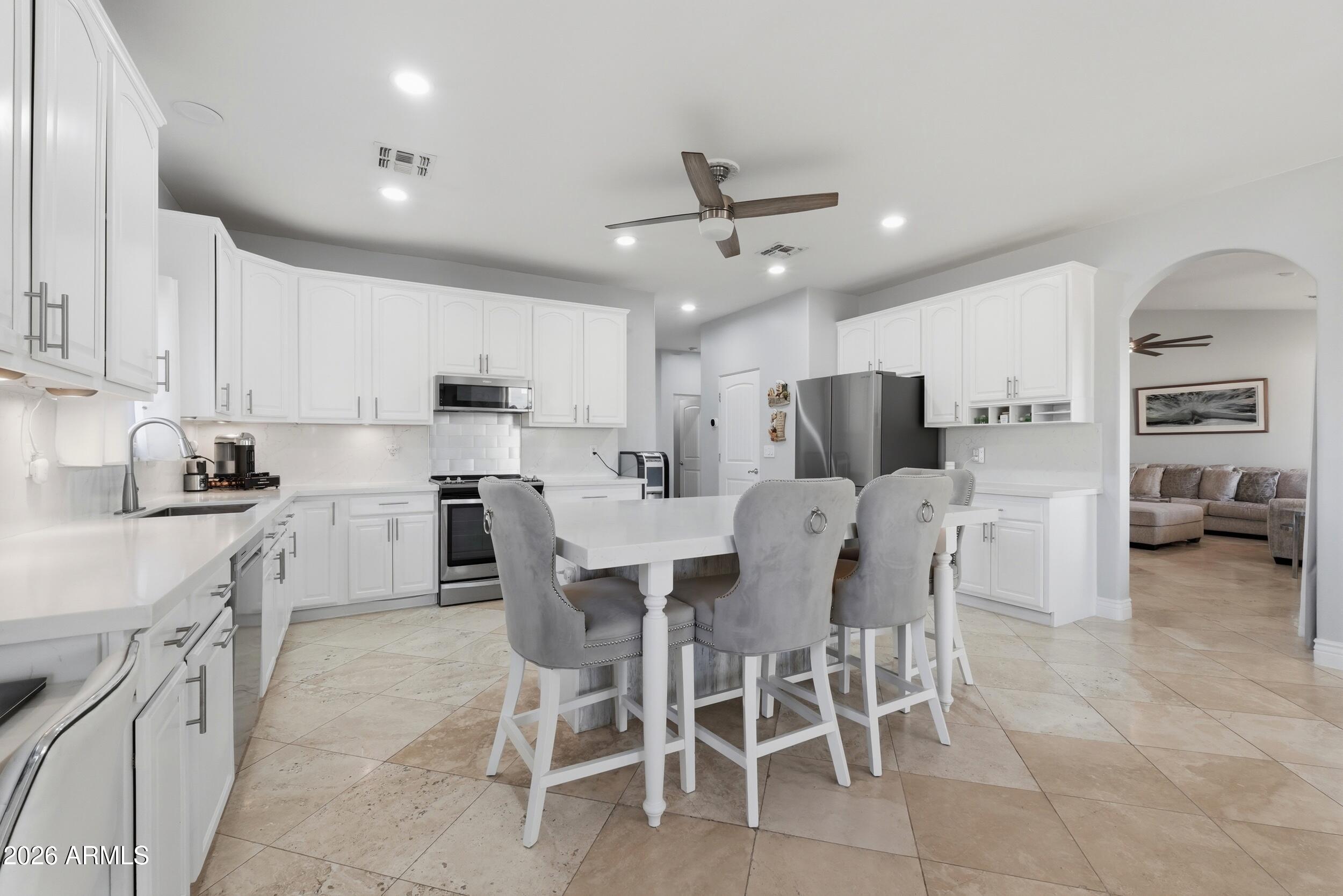 1106 E CIRCLE MOUNTAIN Road