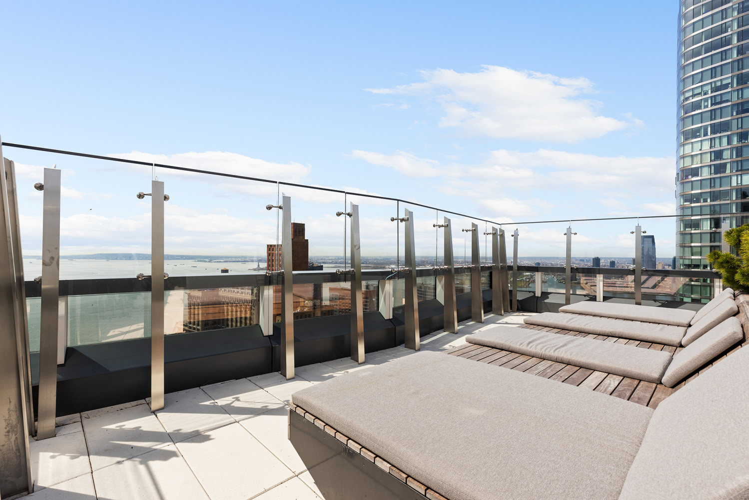 77 GREENWICH Street 23A