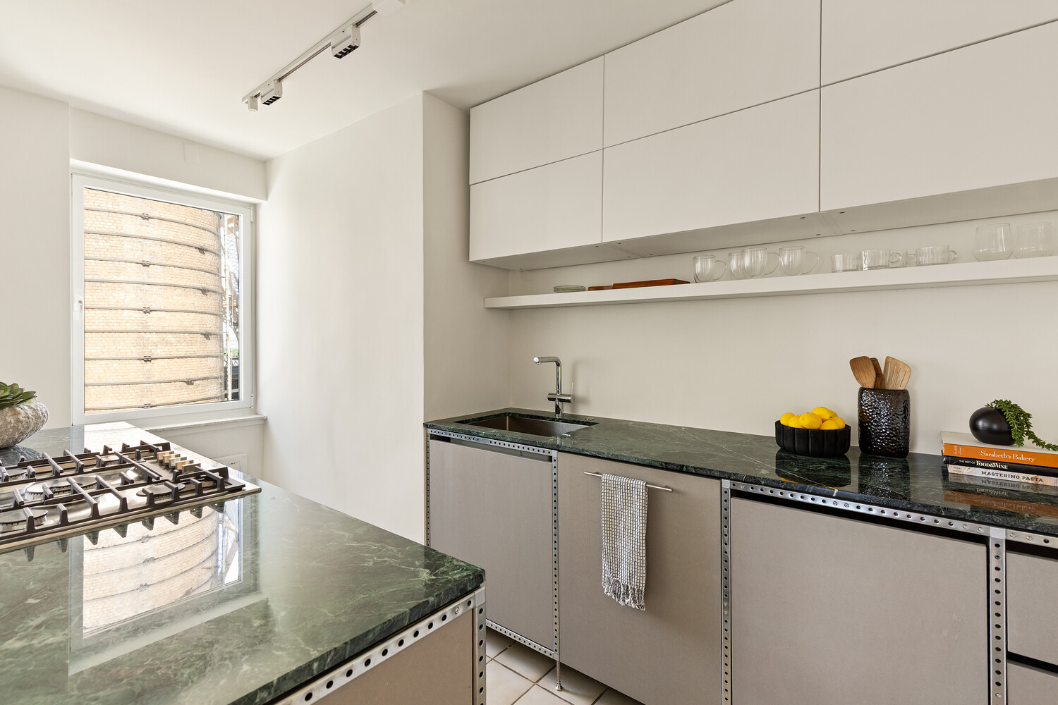 35 SUTTON Place 14D