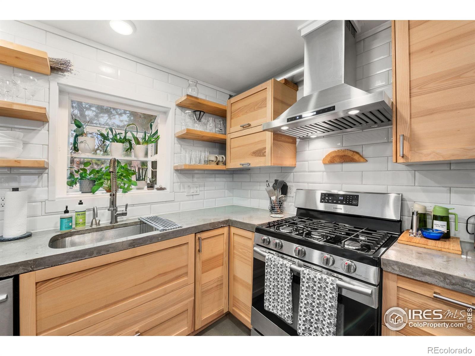 5411 White Place