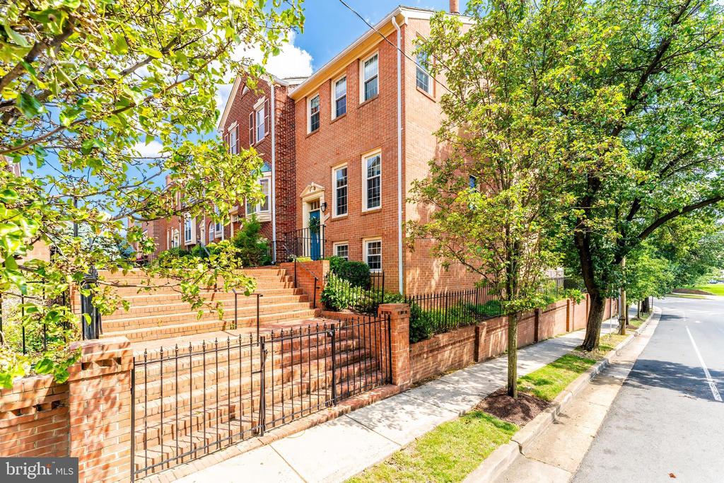 2713 FRANKLIN COURT