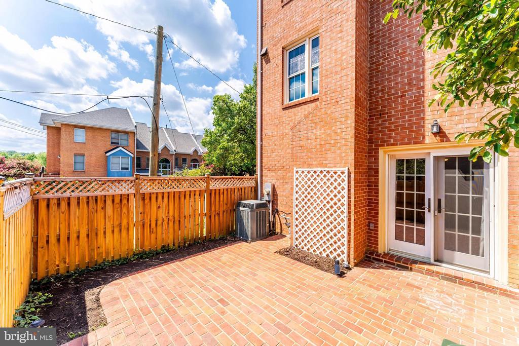 2713 FRANKLIN COURT