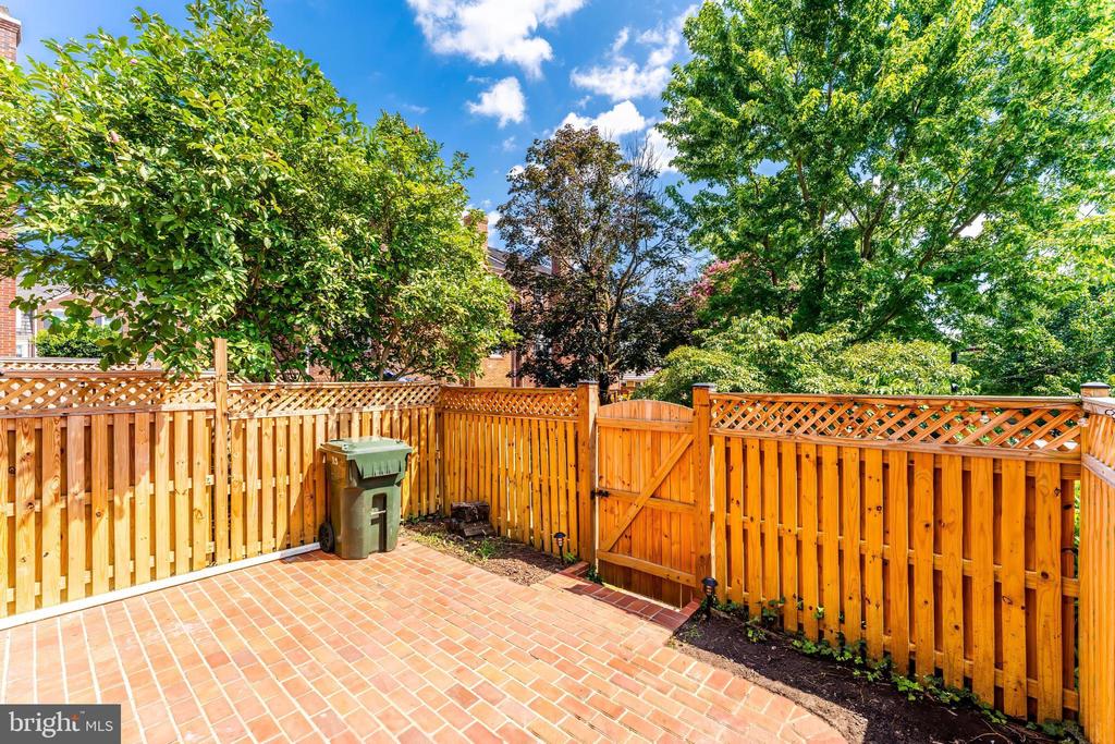 2713 FRANKLIN COURT