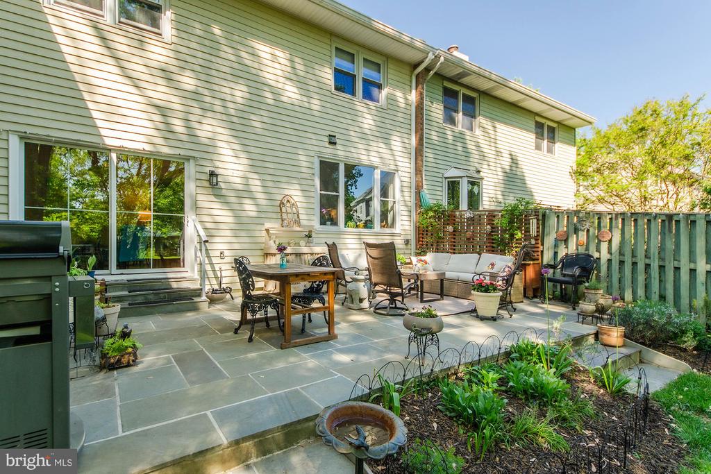 1002 STEEPLES COURT