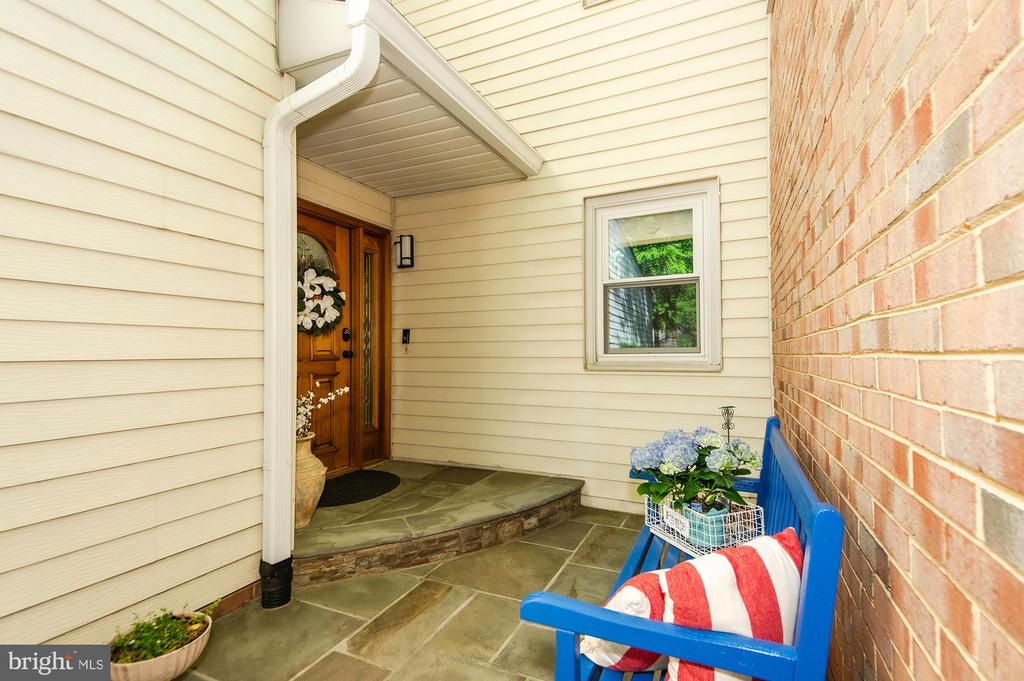 1002 STEEPLES COURT