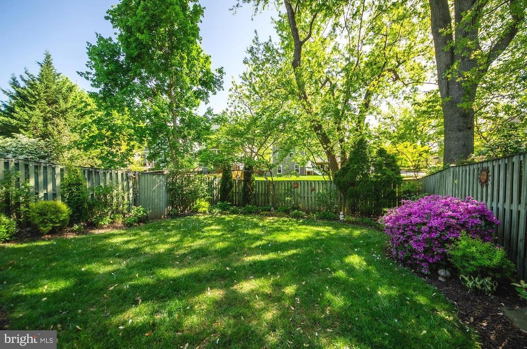 1002 STEEPLES COURT