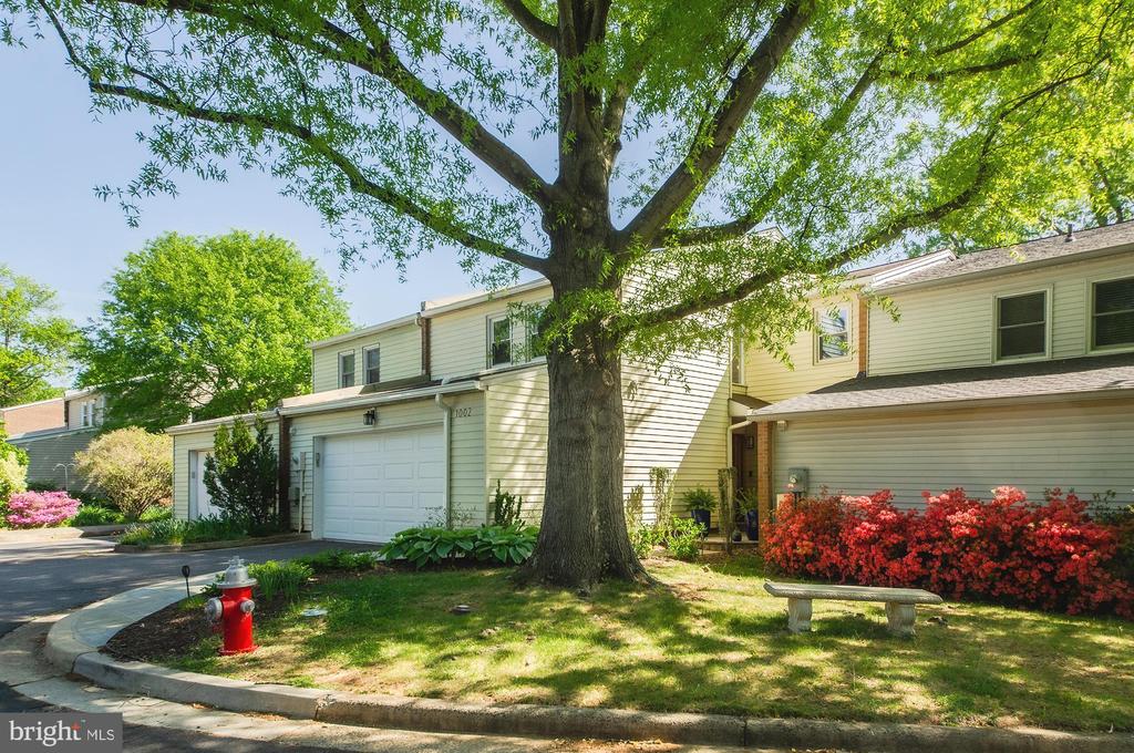 1002 STEEPLES COURT